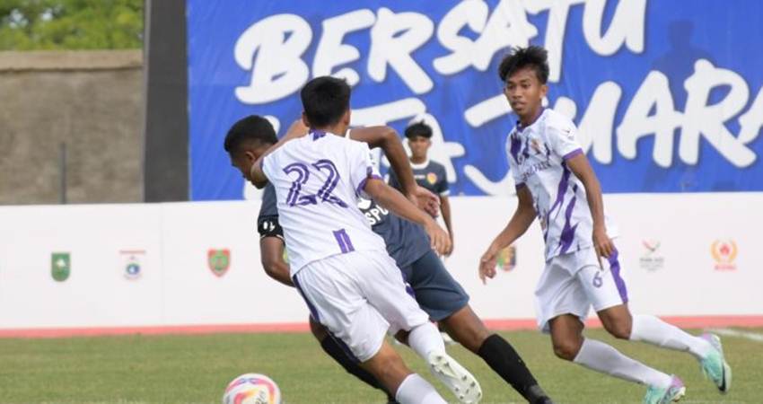 Pertantingan cabang olahraga sepak bola Gorontalo vs NTT di lapangan Blang Paseh, Aceh, Senin (9/9). Gorontalo kalah telak 4-0. (foto : istimewa)