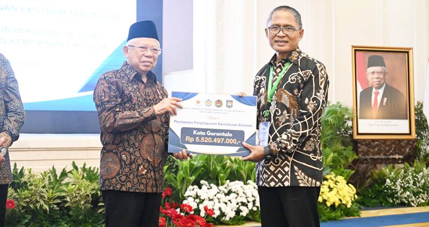 Wakil Presiden RI, Ma'ruf Amin ketika menyerahkan secara simbolis DIF kepada Pj Wali Kota Gorontalo, Ismail Madjid, Rabu (18/9/2024). (Foto: Prokopim)