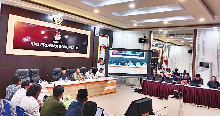 PLENO DPT : Rapat pleno penetapan Daftar Pemilih Tetap (DPT) oleh KPU Provinsi Gorontalo, Ahad (22/9). (foto : gorontalopost)