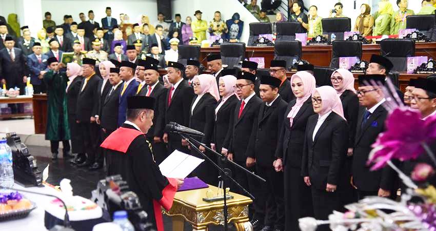 WAKIL RAKYAT : Para anggota DPRD Provinsi Gorontalo periode 2024-2029 diambil sumpah dan janji, pada pelantikan yang berlangsung di ruang sidang DPRD Provinsi Gorontalo, Senin (9/9). (foto : dok / diskominfotik)