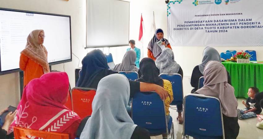 Dasawisma Tilote saat dilatih memeriksa gula darah Pasien menggunakan alat digital, Jum'at (6/9/2024)