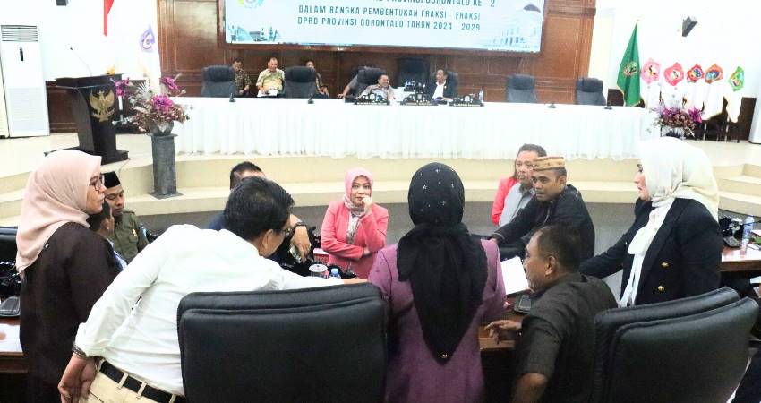 Anggota Deprov melakukan lobi-lobi saat rapat paripurna pembentukan fraksi diskorsing, kemarin (20/10).