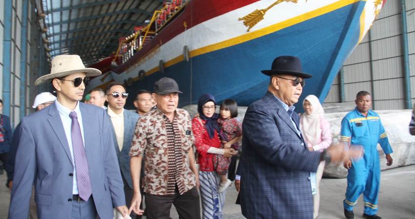 Panji Gumilang menunjukkan kapal yang diluncurkan Ponpes Al Zaytun.--