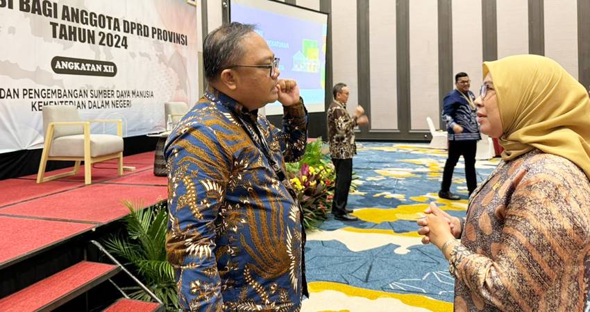 Anggota Deprov dari PAN, Femmy Udoki, berbincang dengan pemateri dari KPK, di sela-sela kegiatan orientasi anggota Deprov Gorontalo di Jakarta, kemarin (26/9).