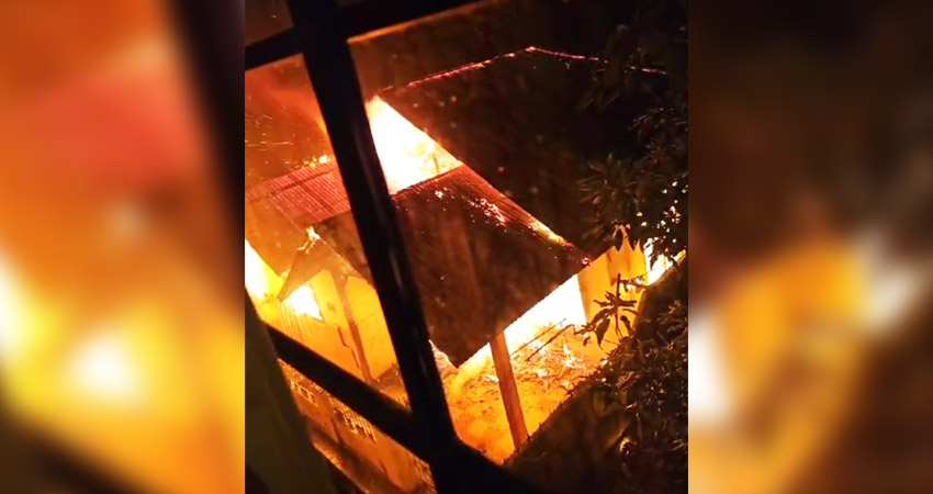 Kobaran api yang melahap seisi rumah di Kel Dulalowo Kecamatan Kota Tengah Kota Gorontalo, Selasa (3/9/2024). (Foto: Tangkapan Layar Vidio Amatir).