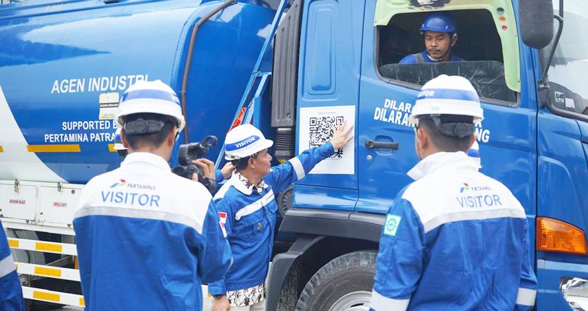 Pihak Pertamina menunjukan jenis mobil tangki BBM jenis solar Industri yang digunakan untuk memasok BBM untuk keperluan industri.