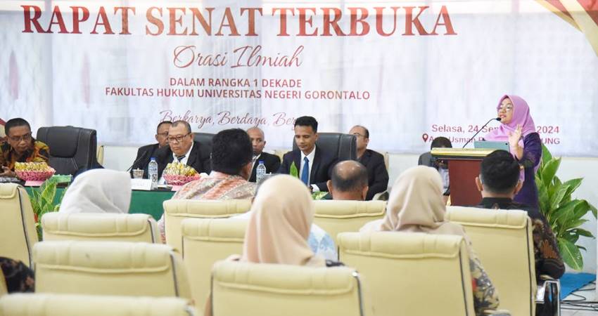 SATU DEKADE : Prof Nur Mohamad Kasim, menyampaikan orasi ilmiah pada Deis Natalis Fakultas Hukum UNG, Selasa (24/9). (foto : ung.ac.id)