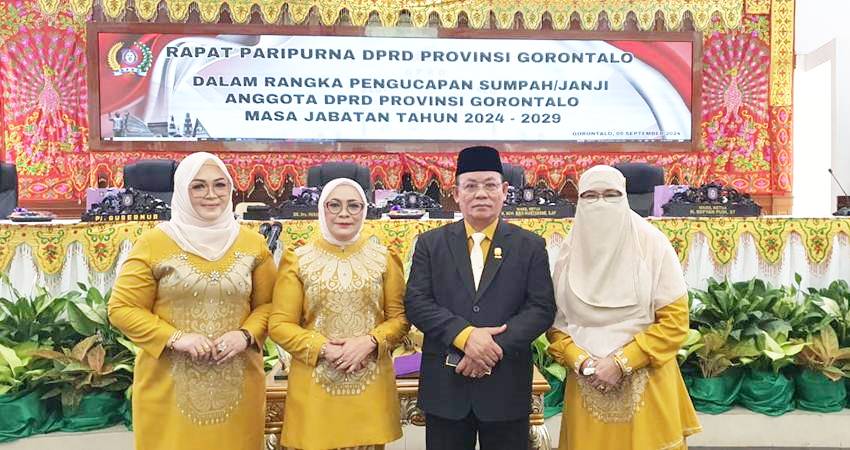 Anggota Deprov periode 2024-2029 Fikram Salilama foto bersama tiga istrinya usai pelantikan, kemarin (9/9).