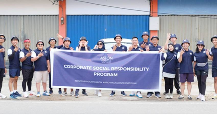 Manajemen Aston Gorontalo Hotel & Villas usai membagikan sarapan kepada masyarakat sekitar.