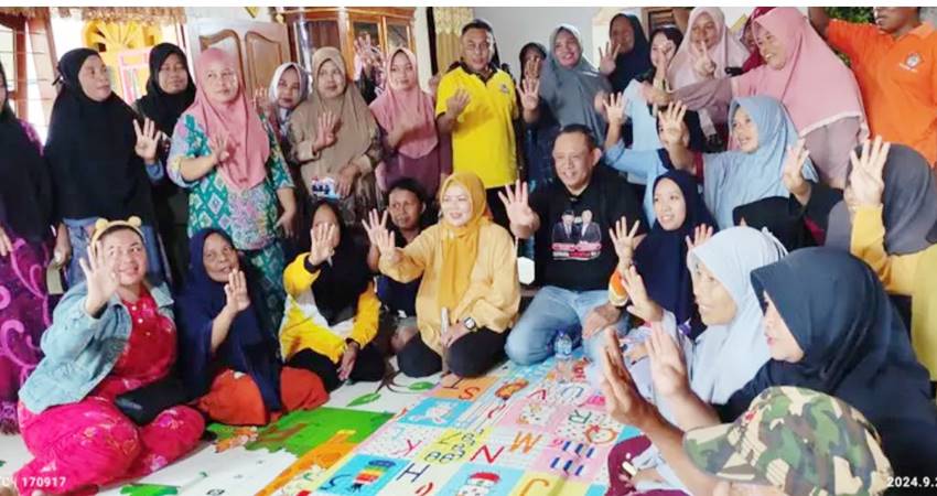 LEBIH DEKAT : Calon Gubernur Gorontalo Gusnar Ismail, dan calon Wakil GUbernur Gorontalo, Idah Syahidah Rusli Habibie, bersama masyarakat Kecamatan Sipatana, Kamis (26/9) pekan lalu. (foto : istimewa)