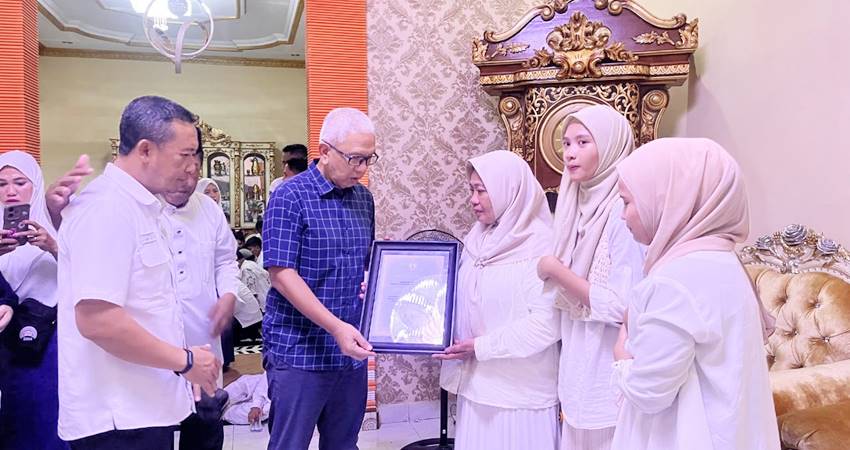 Pj Gubernur Gorontalo Rudy Salahuddin saat memberikan Piagam Pahlawan Olahraga kepada Almarhum Harsono A. Taha yang diwakili Istri almarhum sebagai penghargaan kepada sosok yang dianggap bekontribusi besar bagi olahraga takraw di Gorontalo dan Indonesia.