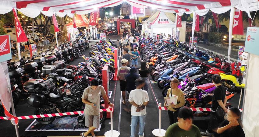 PT. Daya Adicipta Wisesa (DAW) kembali membuka helatan modifikasi sepeda motor terbesar di Tanah Air Honda Modif Contest (HMC) 2024 #RIDECREAT10N yang digelar di Jembatan Mega Mall Manado pada Sabtu (7/9). (foto : dok / daw)