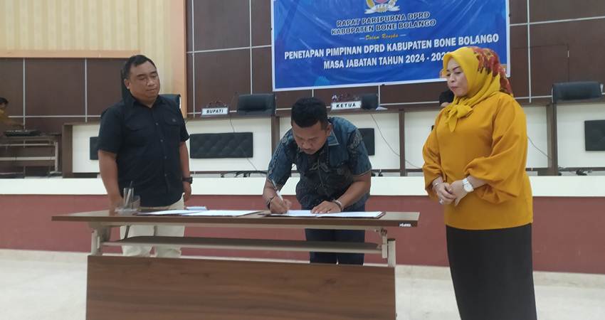 ketua Faisal Yunus menandatangani kesepakatan diparipurna internal penetapan pimpinan DPRD kemarin.(Foto Caisar/GP)