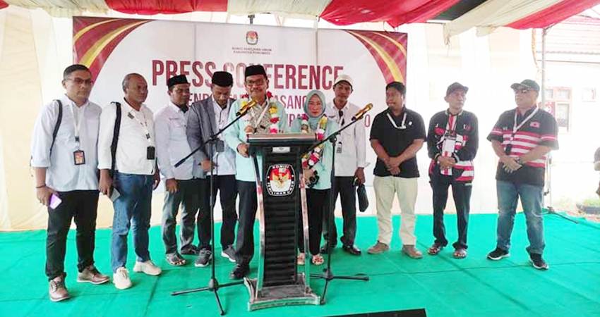 Bakal pasangan calon bupati-wakil bupati Yusri M. Helingo – Fatmawaty Syarief (ILOMATA) saat mendaftar ke KPU Pohuwato, kemarin (2/9).