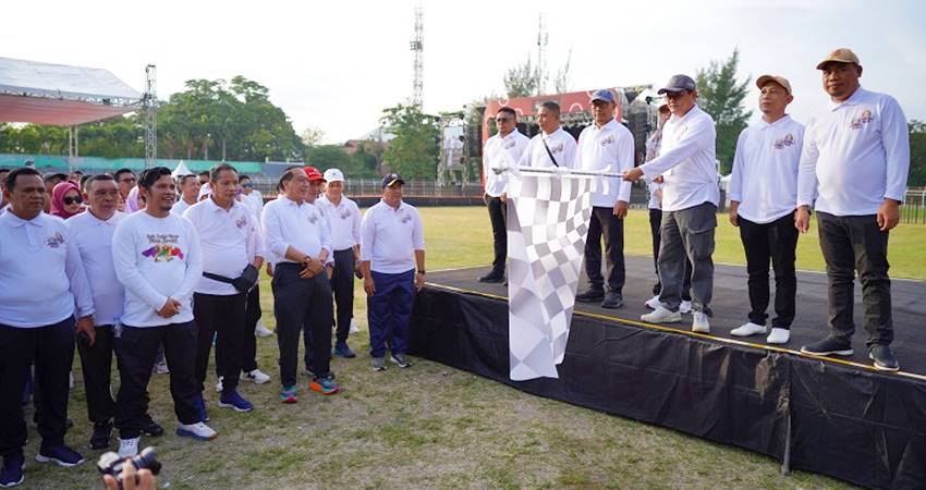 MENUJU PILKADA : Pelaksanaan jalan sehat yang diselenggarakan KPU Provinsi Gorontalo dalam rangkaian kick off pelaksanaan Pilkada serentak, Rabu (18/9). (foto : istimewa)