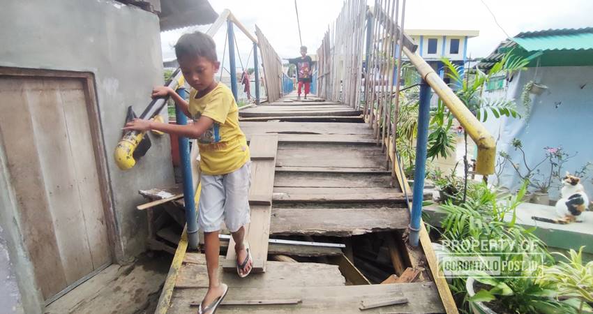 Jembatan yang menjadi penghubung antara dua kelurahan di Kota Gorontalo, saat ini kondisinya sangat memprihatinkan. Beberapa bagian jembatan kini telah rusak dan ada yang telah bolong. (F. Natha/ Gorontalo Post)