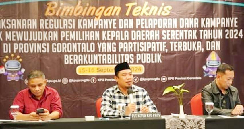 Plt. Ketua KPU Provinsi Gorontalo dalam kegiatan Bimtek Pelaksanaan Regulasi Kampanye dan Pelaporan Dana Kampanye yang berlangsung di Hotel Aston, Kota Gorontalo.(Foto : Dok / KPU)