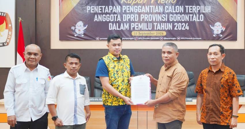 KPU Provinsi Gorontalo menyerahkan putusan hasil pleno tentang penetapan pengganti calon terpilih anggota Deprov Periode 2024-2029, dari Partai Golkar, Kamis (11/9). (foto : dok / KPU provinsi gorontalo)