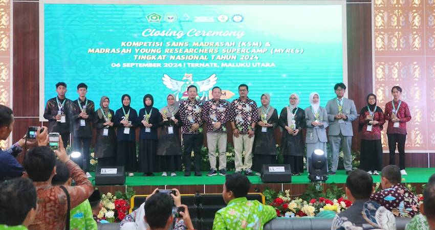 Direktur KSKK Madrasah (tengah) bersama para siswa juara Kompetisi Sains Madrasah (KSM) tahun 2024, yang berlangsung di Ternate, Maluku Utara, Jumat (6/9). (foto : kemenag.go.id)