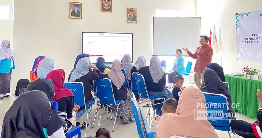 Para kader dan Ibu Balita dengan serius mengikuti pemaparan materi dari salah satu satu anggota Tim pengabmas, Rabu (4/9/2024) (F. Diyanti/Gorontalo Post)