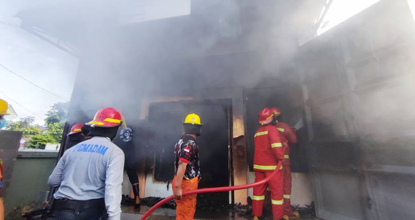 Si jago merah melahap Kantor Pemasaran Perumahan Bumi Farinasa Permai, di Kecamatan Dungingi, Kota Gorontalo.