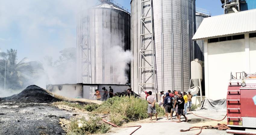 Gudang penyimpanan karung bekas dan serbuk milik PT Harim, Ahad (22/9) sekitar pukul 13.20 Wita terbakar.