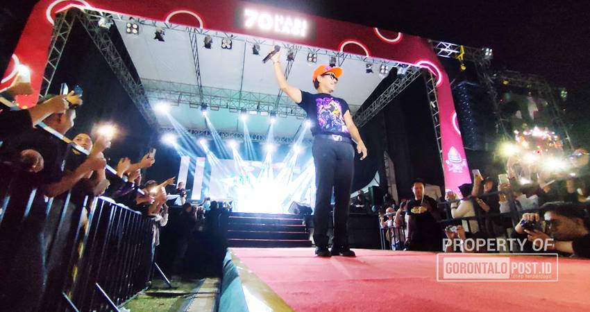 BOROS ANGGARAN : Krisyanto, vokalis band Jamrud saat tampil pada acara kick off sosialisasi Pilkada yang diselenggarakan KPU Provinsi Gorontalo, di stadion Merdeka Kota Gorontalo, Rabu (18/9). (foto : natha / gorontalo post)