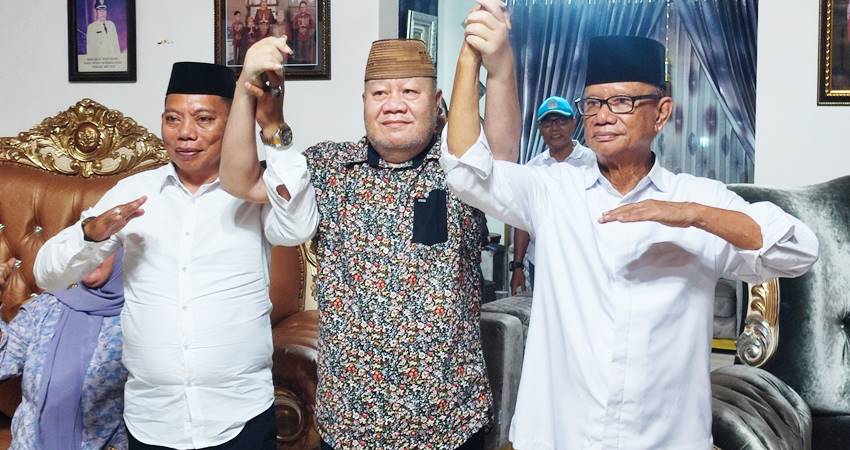 Kilat Wartabone (tengah) bersama pasangan calon IRIS. (foto : istimewa)