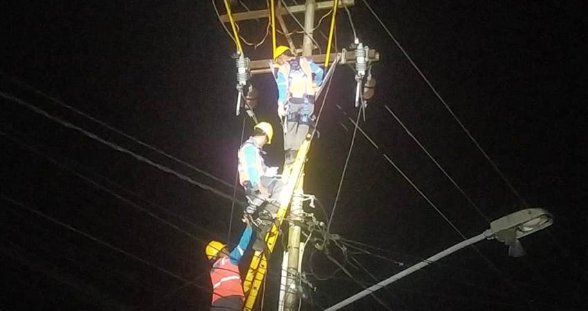 Petugas PLN saat memperbaiki jaringan listrik yang diduga korslet di Kelurahan Kayumerah, Kecamatan Limboto.