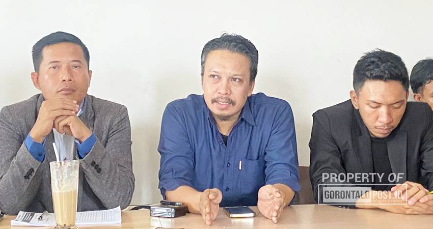 Konferensi pers oleh Tim Kuasa Hukum, MML yang menjelaskan telah mengajukan Praperadilan, Jum'at (27/9/2024) (F. Diyanti/Gorontalo Post)