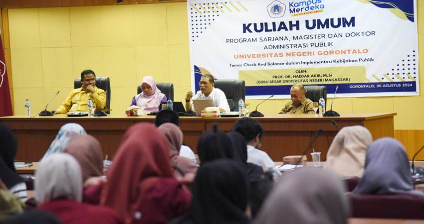 KULIAH UMUM : Guru besar administrasi publik UNM, Prof. Dr.Haedar Akib, M.Si (dua dari kanan) saat menjadi pembicara utama dalam kuliah umum yang digelar program studi Administrasi Publik, UNG, (30/8). (foto : dok/ung.ac.id)