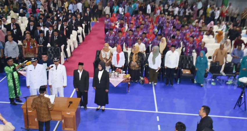 LANTIK. Bupati Gorontalo Nelson Pomalingo saat melantik PAW Botumoputi