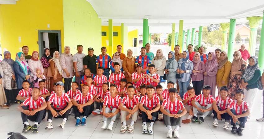 LEPAS. Pj Sekda Haris S Tome saat foto bersama dengan tim U12 dan U15 sebelum bertolak ke Semarang.