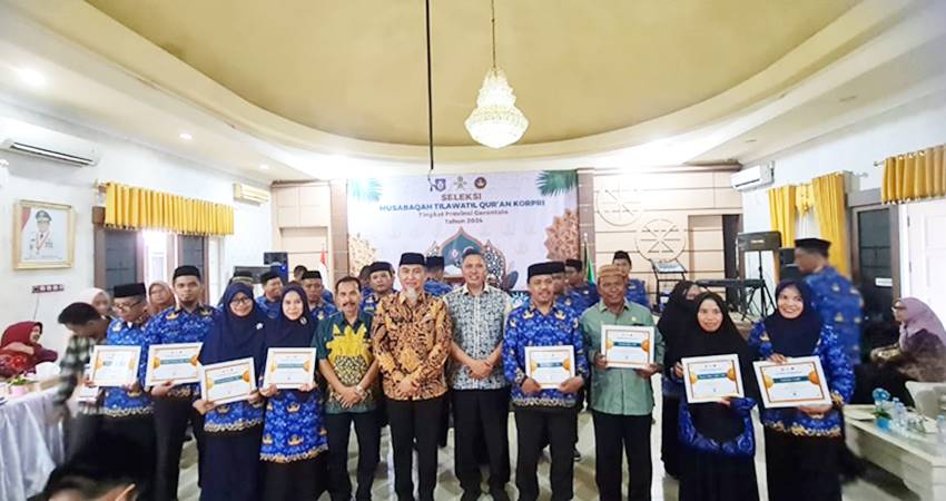 Pemenang MTQ KORPRI tingkat provinsi yang digelar di Rujab Wakil Gubernur, bersama Wakil Ketua IV KORPRI Provinsi, Budiyanto Sidiki dan perwakilan pimpinan OPD. (foto : dok / diskominfotik)