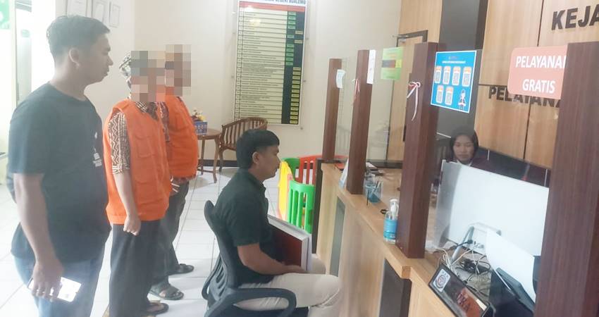 Dengan menggunakan seragam orange, mantan Kades yang bernama SP (Kiri) dan mantan Kaur Keuangan ZK (Kanan), diserahkan oleh Unit Tipidkor Satuan Reskrim Polres Boalemo, kepada Kejari Boalemo.