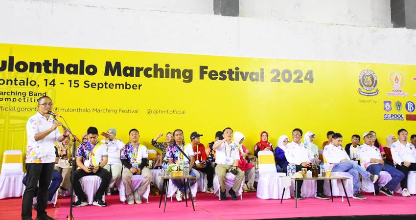 Pj Wali Kota Gorontalo, Ismail Madjid ketika memberikan sambutan pada kegiatan hulonthalo marching festival, Sabtu (14/9/2024). (Foto: Prokopim)