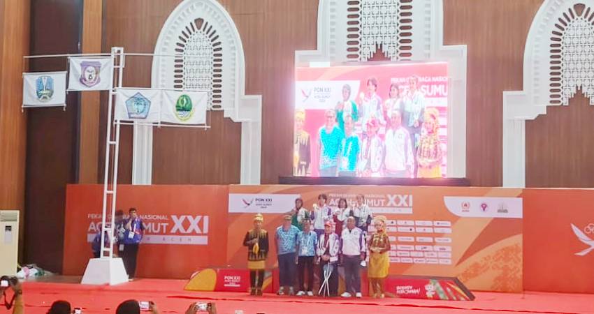 EMAS PERTAMA : Pengalungan medali usai laga Muaythai kelas 45 Kg di Balle Meusarayya, Aceh. Atlet Gorontalo, Fatimah Catherine berhasil meraih emas, Selasa (10/9). (foto : istimewa)