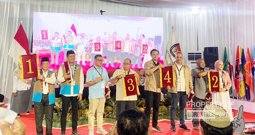 Keempat Paslon Walikota dan Wakil Walikota, Kota Gorontalo saat menunjukkan nomor urut, Senin (23/9/2024,) (F. Diyanti/Gorontalo Post)