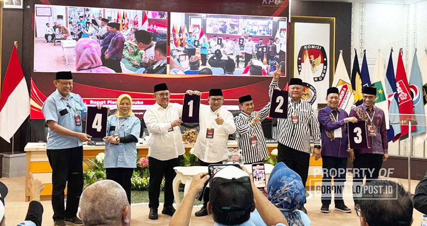 NOMOR URUT : Para pasangan calon Gubernur dan Wakil Gubernur Gorontalo tahun 2024 menunjukan nomor urut masing-masing, Senin (22/9). (Foto: jitro paputungan / gorontalo post)