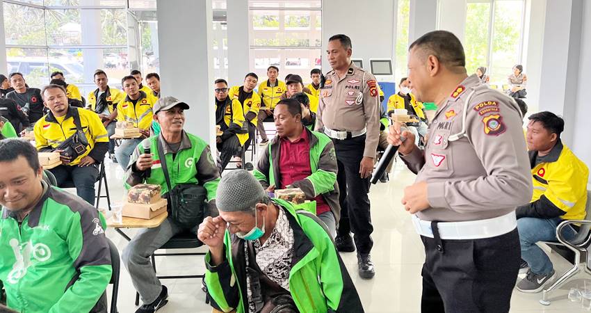 Driver Ojol Gorontalo diberikan edukasi oleh Ditlantas Polda Gorontalo untuk menaati aturan lalu lintas saat berkendara di jalan raya.