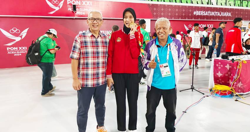 MEDALI EMAS : Atlet Teakwondo, Silvana Lamada bersama Pj Gubernur Gorontalo Rudy Salahuddin (kiri) usai penerimaan medali emas di arena PON XXI, Sumatera Utara, Kamis (12/9). (foto : istimewa)