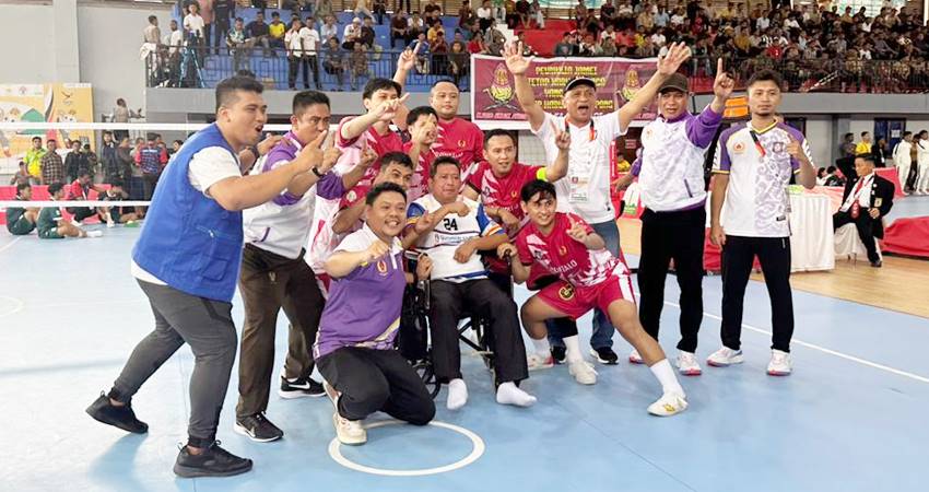 ITO MOWALI : Tim sepak takraw Gorontalo merayakan kemenangan setelah meraih medali emas nomor kuadran putra PON XXI Aceh-Sumut, Kamis (12/9). (foto : istimewa)