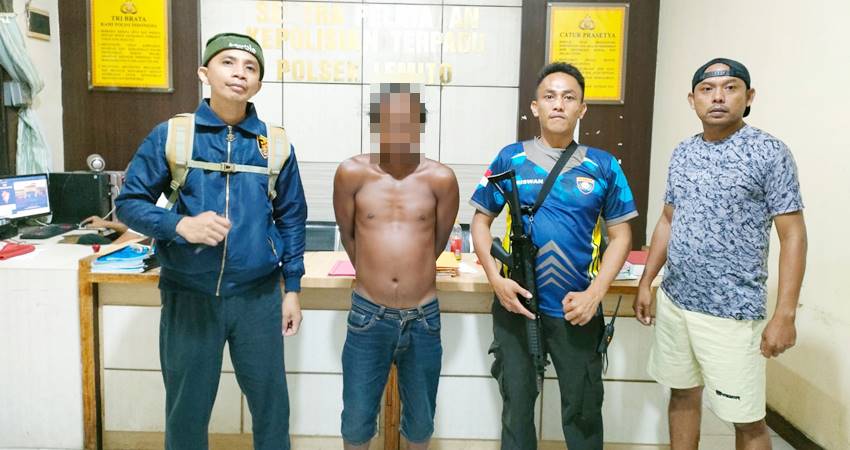 Kapolsek Lemito, Iptu Budi Abdul Gani,S.H (Kiri), bersama personel mengamankan pelaku penikaman yang terjadi di Desa Lemito Utara, Kecamatan Lemito.