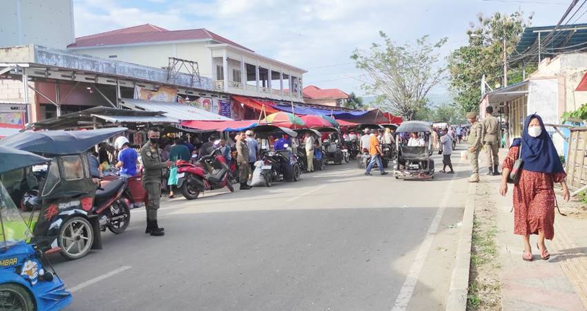 Sejumlah petugas Satpol PP Kota Gorontalo saat melakukan penjagaan bahu jalan yang kerap dijadikan tempat lapak dagangan dan memicu kemacetan arus lalu lintas di kawasan pasar terminal 42 eks Andalas Kota Gorontalo, Rabu (4/9/2024).