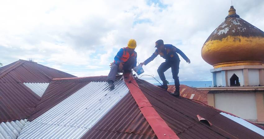 Petugas PLN dan Damkar saat memberikan pelayanan kepada pemilik rumah dan diharapkan jika kejadian bisa segera menghubungi call center.