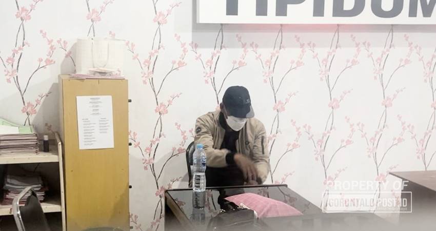 PERIKSA. Tersangka DH saat dilakukan pemeriksaan lanjutan di ruang Reskrim Polres Gorontalo. (F:Deice/Gorontalo Post)