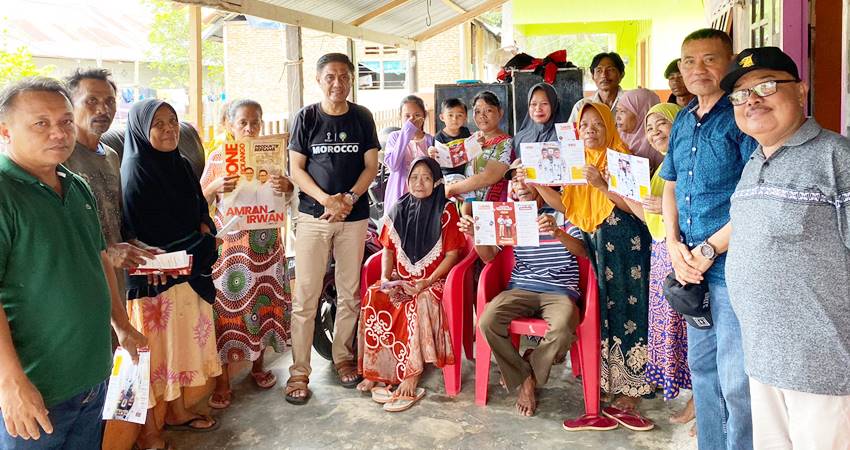 SELALU DEKAT : Calon Bupati Amran Mustapa besama masyarakat Bone Bolango saat kampanye hari pertama di wilayah Kabila Cs, Rabu (25/9). (fot0 : istimewa)