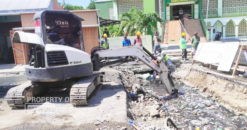 Tumpukan sampah berbagai jenis yang disominasi bekas botol air mineral di plat duiker depan Mufidah, Kota Gorontalo. (Foto: Roy/Gorontalo Post).
