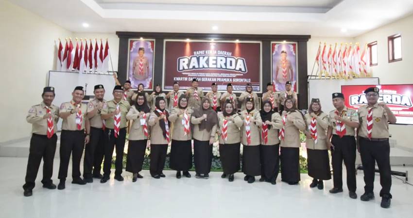 MENUJU PERAN SAKA : Pengurus Kwarda Gorontalo foto bersama saat pelaksanaan Rakerda Kwarda Pramuka, berlangsung di aula Kwarda Gorontalo, Sabtu (14/9). (foto : dok / kwarda)