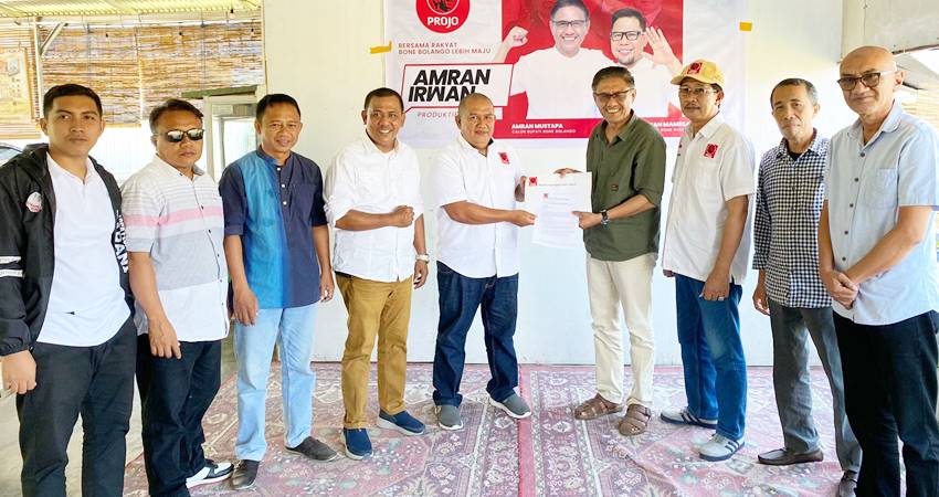 UNTUK BONBOL : Calon Bupati Bone Bolango, Amran Mustapa (empat dari kanan) menerima pernyataan dukungan Projo dari Ketua Projo Provinsi Gorontalo Bonbol Syamsul Pakaya. (foto : istimewa)